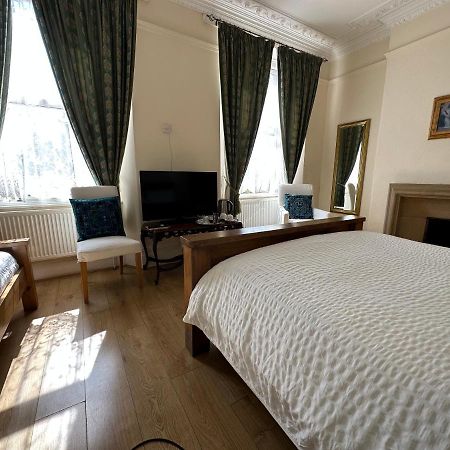 Manor Lodge Guesthouse Киншем Экстерьер фото