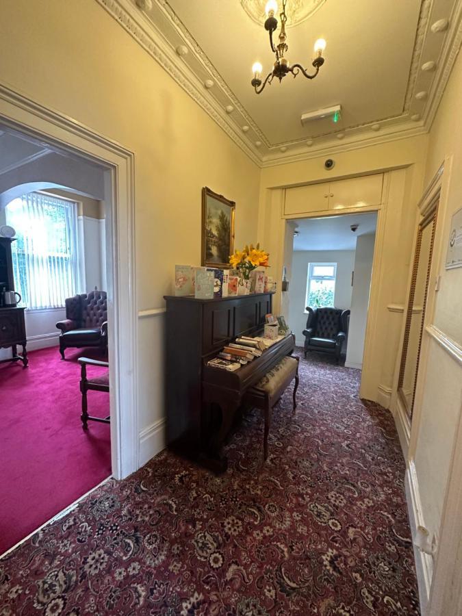 Manor Lodge Guesthouse Киншем Экстерьер фото